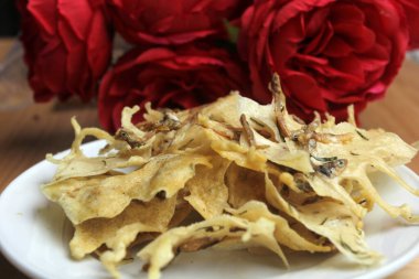 Bir tabak Peyton Teri, Endonezya 'da geleneksel krakerler.