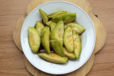 Tabakta baharatlı kedondong meyvesi dilimleri