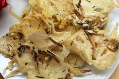 Bir tabak Peyton Teri, Endonezya 'da geleneksel krakerler.