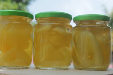 Masada bir şişe Carica.