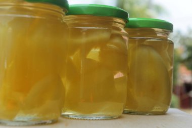 Masada bir şişe Carica.