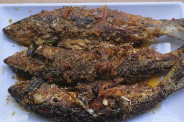 Bir tabak baharatlı balık.