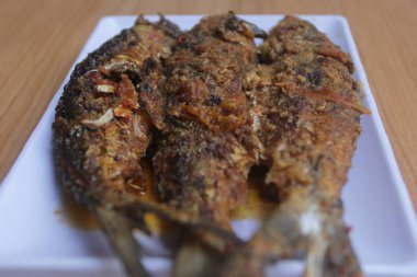 Bir tabak baharatlı balık.