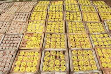 Kuru geleneksel krakerler güneşin altında