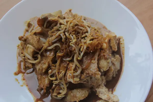 Bir Tabak Ketoprak Sebze Fıstık Sosuyla Karıştırılmış Pirinç Keki Asya — Stok fotoğraf
