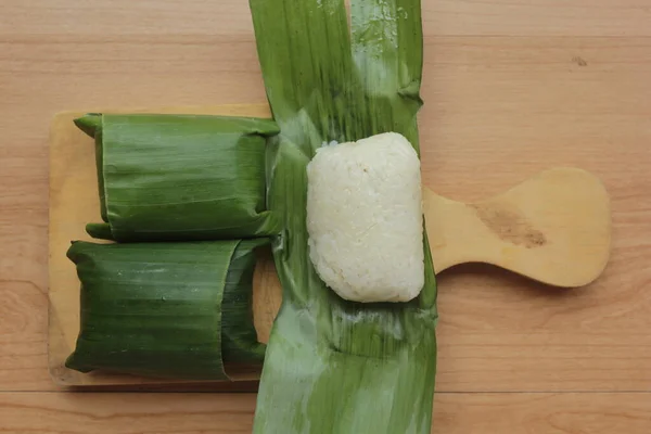 Semar Mendem Tradiční Svačinka Indonésii Vyrobená Lepkavé Rýže Plněné Mletým — Stock fotografie