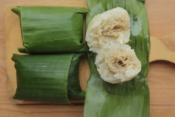 セマル修理はインドネシアの伝統的なスナックで バナナの葉に包まれて蒸した粉肉で詰められた粘着性のある米から作られています — ストック写真
