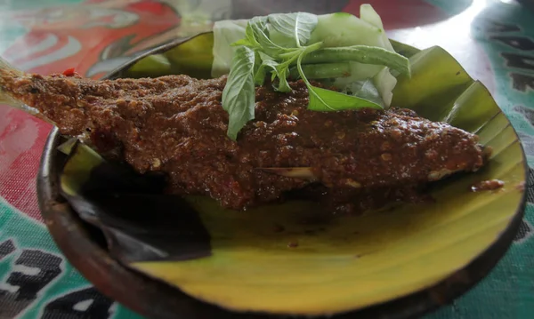 Ein Teller Fisch Mit Scharfer Soße Pecak Ikan Asiatisches Essen — Stockfoto