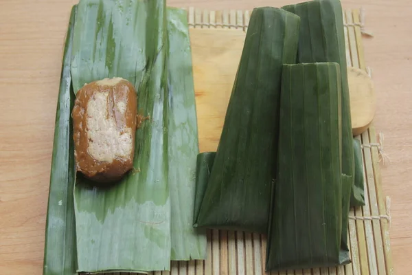 传统的印度尼西亚小吃 用米粉包在香蕉叶中蒸煮而成 — 图库照片