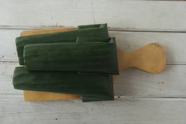 Kue Lolos Tradiční Indonéská Svačinka Vyrobená Rýžové Mouky Zabalené Banánových — Stock fotografie