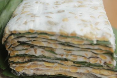 Ahşap masada çiğ tempo