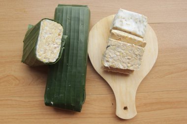 Ahşap masada çiğ tempeh