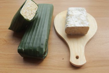 Ahşap masada çiğ tempeh