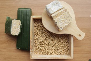 Çiğ tempeh soya fasulyesi ürünüdür.