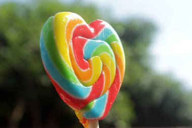 Çubukta renkli lolipop.