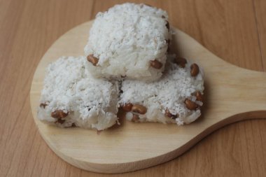 Soya fasulyeli pilav ve rendelenmiş hindistan cevizi.