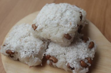 Soya fasulyeli pilav ve rendelenmiş hindistan cevizi.