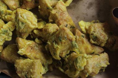 Tabakta kızarmış soya peyniri.