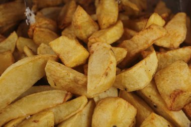 plaka üzerinde kızarmış patates