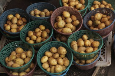 Plastik sepetteki patates