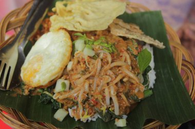 Bir tabak nasi pecel, Endonezya mutfağı, Asya yemekleri.