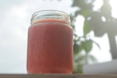 Bir bardak guava suyu.