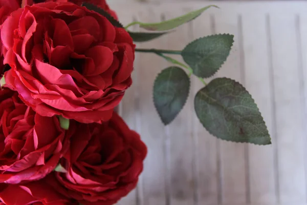 Rosa Roja Sobre Mesa Madera —  Fotos de Stock