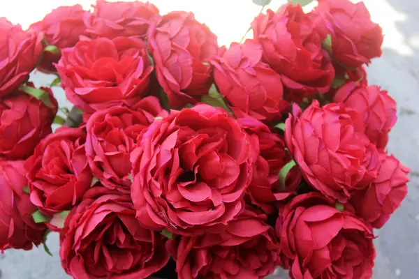 Όμορφο Φωτεινό Μπουκέτο Από Κόκκινα Τριαντάφυλλα Κοντά — Φωτογραφία Αρχείου