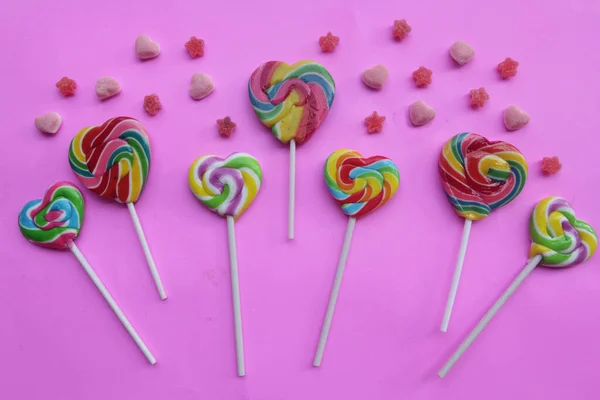 Pembe Arka Planda Lezzetli Renkli Şekerler — Stok fotoğraf