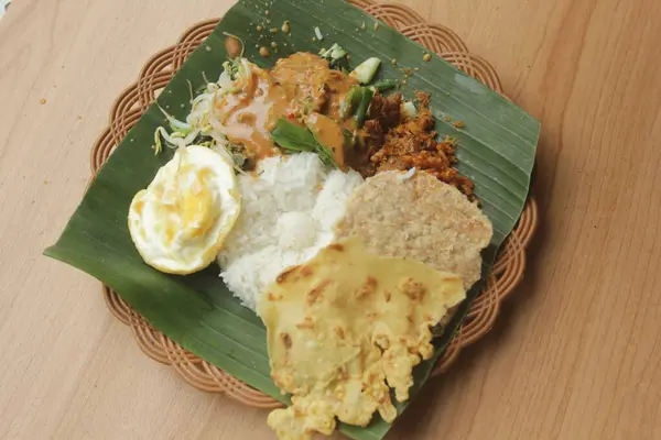 Bir Tabak Nasi Pecel Endonezya Yemekleri Asya Yemekleri — Stok fotoğraf