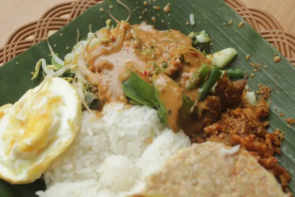 Talerz Naszego Pecela Dania Indonezji Azjatyckie Jedzenie — Zdjęcie stockowe