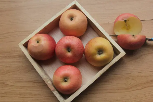 Pudełko Jabłkami Stole Koncepcja Nowego Roku — Zdjęcie stockowe