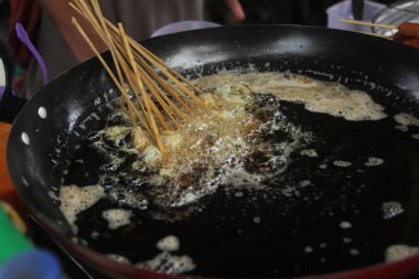 Sempolan pişirmek, Endonezya 'da geleneksel bir sokak yemeğidir.
