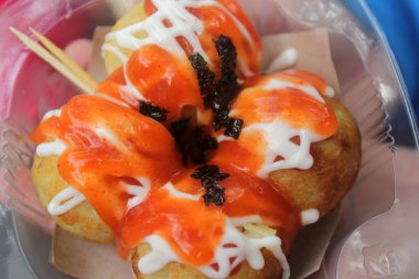 Endonezya sokak yemekleri, soslu takoyaki ve rendelenmiş peynir.