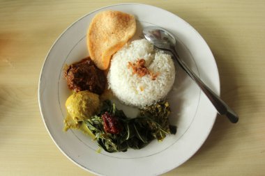yumurta, rendang, kraker ve sebzeli bir tabak pirinç, Endonezya yemekleri, Asya yemekleri