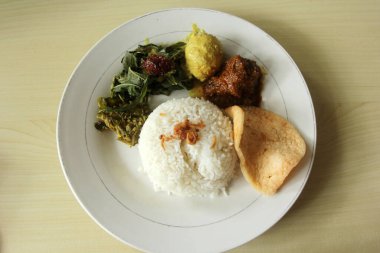 yumurta, rendang, kraker ve sebzeli bir tabak pirinç, Endonezya yemekleri, Asya yemekleri