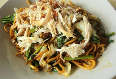 Bir tabak kızarmış erişte.