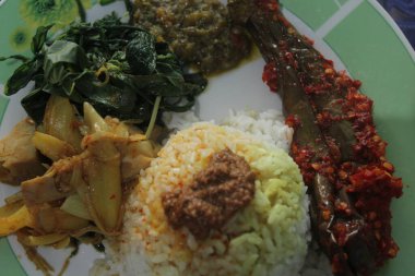 Bir tabak pirinç, sebze, balık. Asya yemekleri.