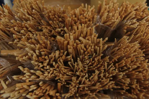 çubuk bisküvi ya da bithing Endonezya 'da geleneksel bir atıştırmalıktır.