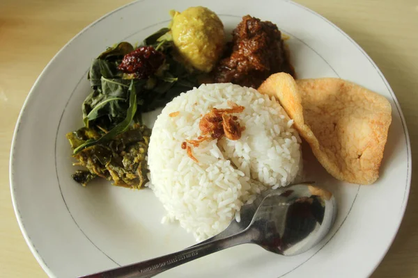 Piatto Riso Con Uova Rendang Cracker Verdure Piatti Indonesia Cibo — Foto Stock