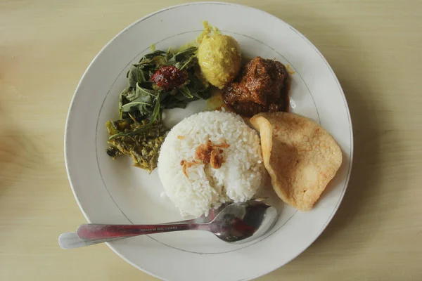 Prato Arroz Com Ovo Rendang Bolachas Legumes Pratos Indonésia Comida — Fotografia de Stock