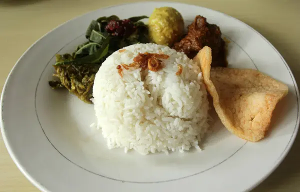 一盘米饭 有鸡蛋 饼干和蔬菜 印度尼西亚菜 亚洲菜 — 图库照片