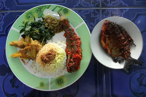 Talerz Ryżu Warzyw Ryb Azjatycka Żywność — Zdjęcie stockowe