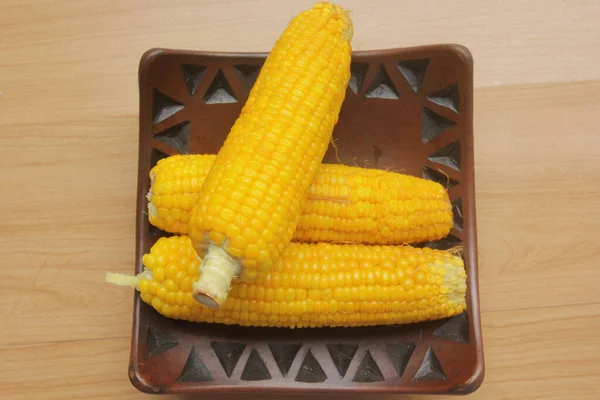 板上的甜玉米 — 图库照片