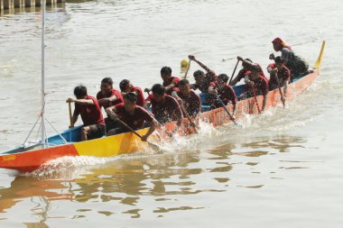 Pekalongan, Endonezya - 24 Nisan 2023: geleneksel tekne kürek yarışması festivali