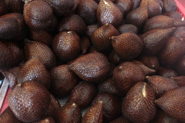 Piyasada bir sürü salak meyve var.