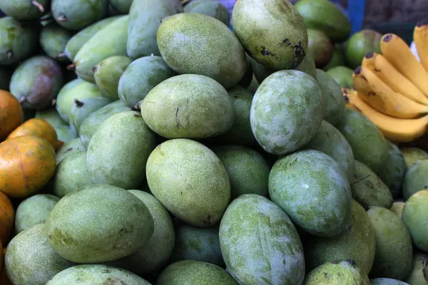 raw of mango on market