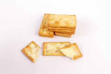 beyaz arkaplanda izole edilmiş krakerler