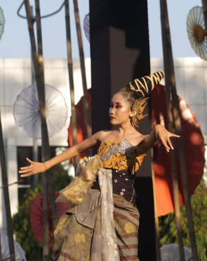 Surakarta, Endonezya - 09 Eylül 2023: Kızlar parkta şemsiye festivalinde dans ediyorlar