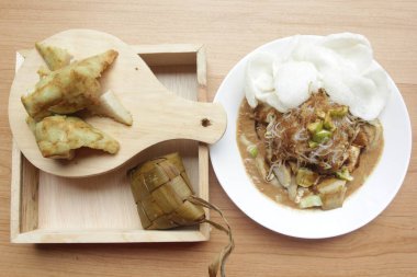 Asya yemekleri, ketoprak Endonezya 'da geleneksel bir yemektir.